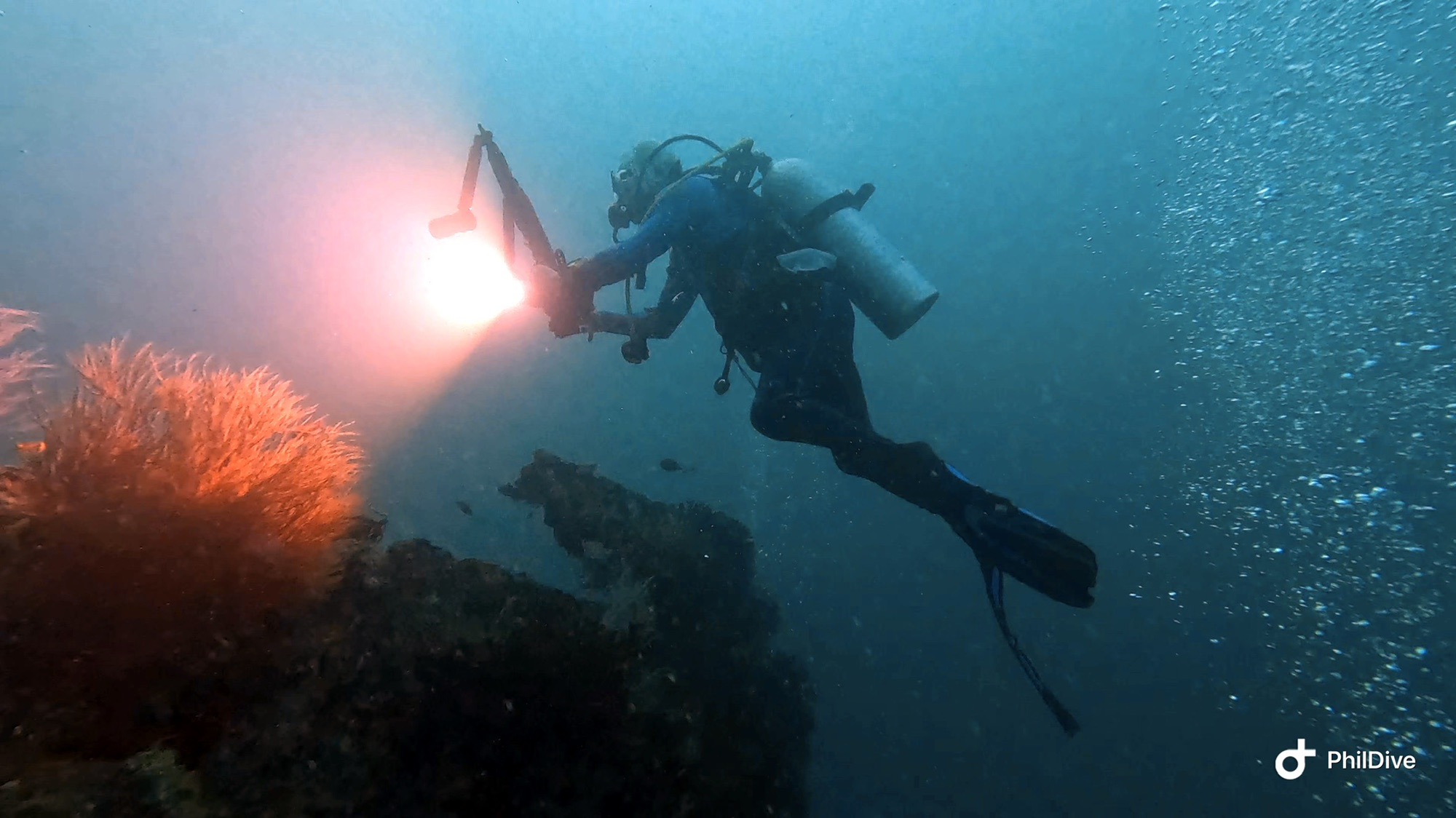Kuda Giri Wreck — dive photo by Philippe